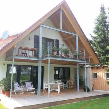 02.-Stahlbalkon-Stahlträger-mit-Holzbelag