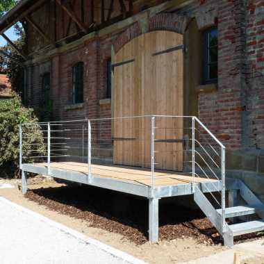 04.2-Rohrpodest-mit-Treppe-und-Holzbelag