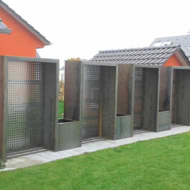 01.-Corteenstahl-Sichtschutz-mit-Pflanzkübeln