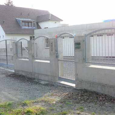 09.-Rahmenteile-mit-Stabfüllung-in-Betonmauer