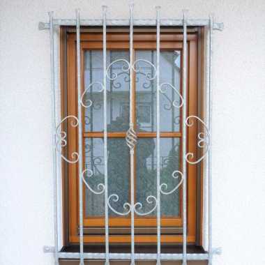 01.-Fenstergitter-rahmenlos-mit-Zierelementen-verzinkt