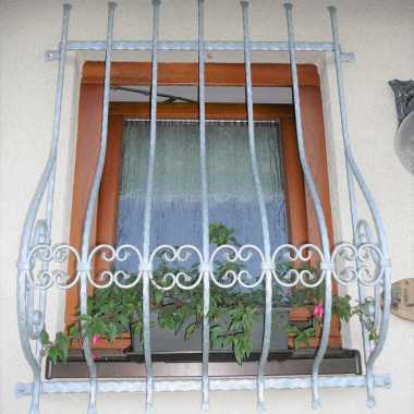 02.-Fenstergitter-mit-Bauchstäben-u.-Zierelementen-verzinkt
