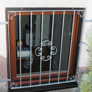 03.-Fenstergitter-in-Leibung-Rahmen-verzinkt