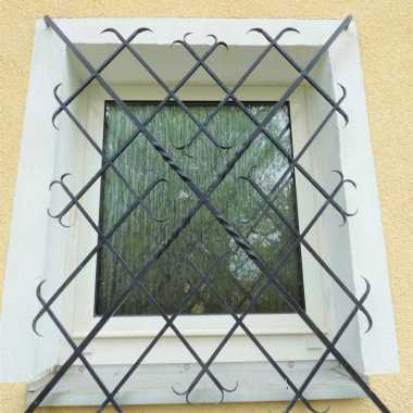 08.-Filigran-geschmiedetes-Gitter-verzinkt-u.-lackiert