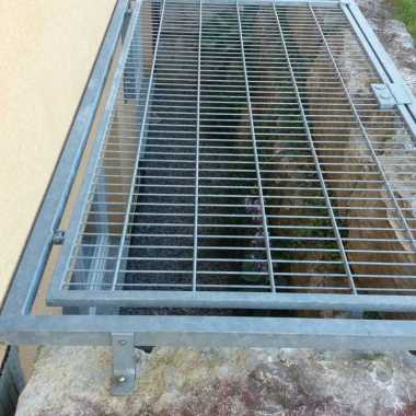 12.-Lichtschachtabdeckung-bedingt-begehbar-verzinkt-zum-Öffnen