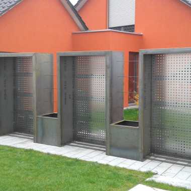 04.1-Sichtschutz-mit-Pflanzkübel-und-Lochblechfüllung-blank-Corteen