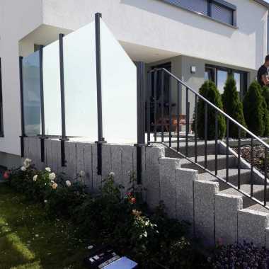 08.-Sichtschutz-mit-Milchglas-an-Terrasse