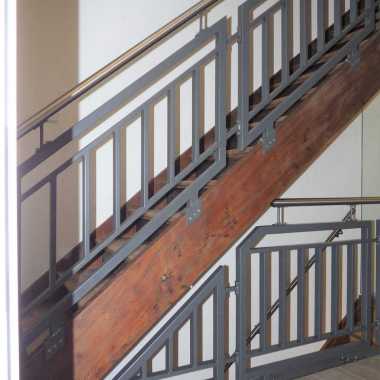 Altbausanierung-Quadratrohrgeländer-auf-bestehende-Treppe-mit-VA-Handlauf