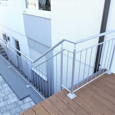 Brüstungsgeländer-mit-Treppenschräge-Rundrohr-mit-Rundstahlfüllung-verzinkt