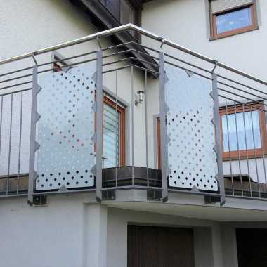 Balkongeländer-mit-Diagonallochblechen-und-Stabfüllung-pulverbeschichtet-Stäbe-diagonal
