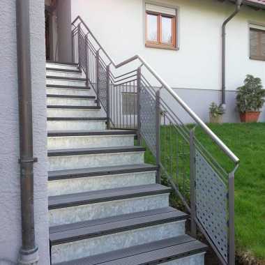 Treppengeländer-mit-Diagonallochblechen-pulverbeschichtet-mit-VA-Handlauf