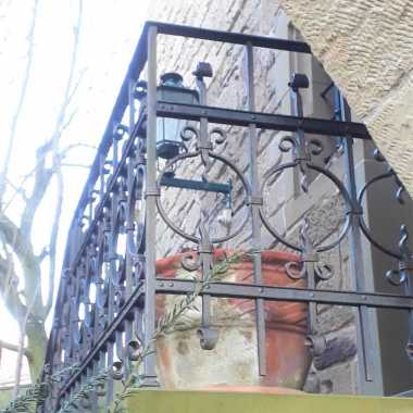 Denkmalarbeit-Schmiedeelemente-mit-Hespeneisen-verzinkt-u.-lackiert-an-Schlosstreppe