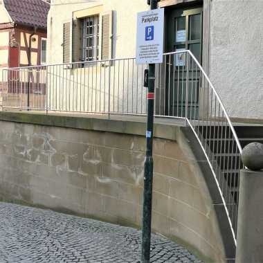 Geländer-aus-Handlauf-Untergurt-und-Füllstäben-in-VA
