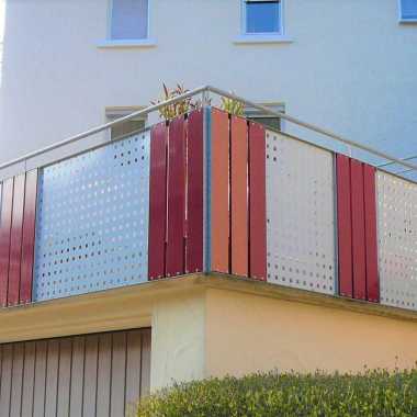 Geländer-mit-Lochblechfüllung-und-Aluminiumhohlprofielen-Pulverbeschichtet