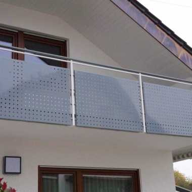 Lochblechfüllung-beschichtet-neu-in-bestehendes-Balkongeländer