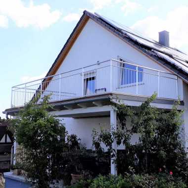 Standartgeländer-Rund-verzinkt-auf-Terrassenüberdachung-Umbau-Balkon