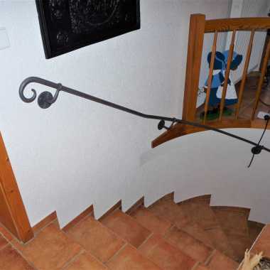 03.1-Handgeschmiedet-mit-Wandkonsolen-gelocht-Lackiert