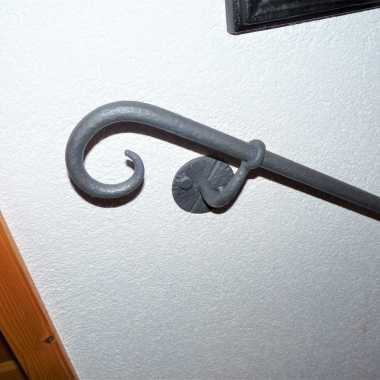 03.2-Handgeschmiedet-mit-Wandkonsolen-gelocht-Lackiert
