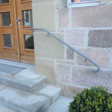 26.-Handgeschmiedeter-Rundstahl-Handlauf-in-Hauswand