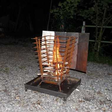 14.-Eigenentwicklung-Feuerkorb-mit-Wanne-und-Windschutz