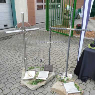 20.1-Eigenentwicklung-Grabkreuze-Edelstahl-und-pulverbeschichtet