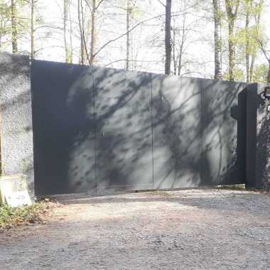 01.-1-flügeliges-Schwingtor-mit-aufgesetztem-Alublech-Pulverbeschichtet-und-integrierter-Türe