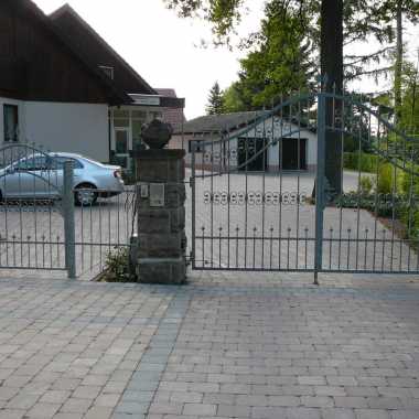 14.-Nachträglicher-Türflügel-nach-bestehendem-Tor-mit-Schmiedeelementen