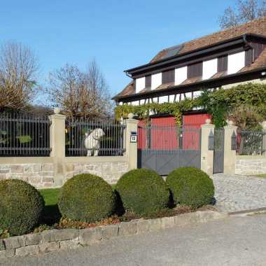 23.-Schiebetor-mit-Türe-Blech-und-Geschmiedete-Stabfüllung-Lackiert